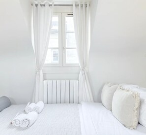 Deluxe Duplex, Courtyard View | Laptop workspace, iron/ironing board, travel crib, free WiFi - 2066 Princesse (Paris)