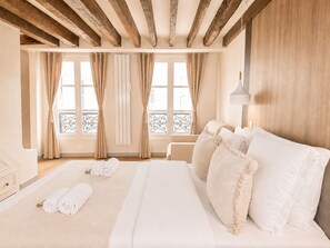Dúplex Deluxe, vistas al patio | Espacio para trabajar con un portátil y tabla de planchar con plancha