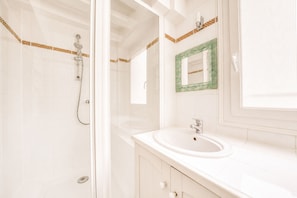 Deluxe Duplex, Courtyard View | Bathroom - 2066 Princesse (Paris)