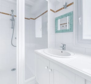 Deluxe Duplex, Courtyard View | Bathroom - 2066 Princesse (Paris)