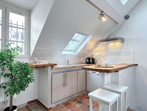 Deluxe Duplex, Courtyard View | Private kitchen | Espresso maker, electric kettle, dining tables