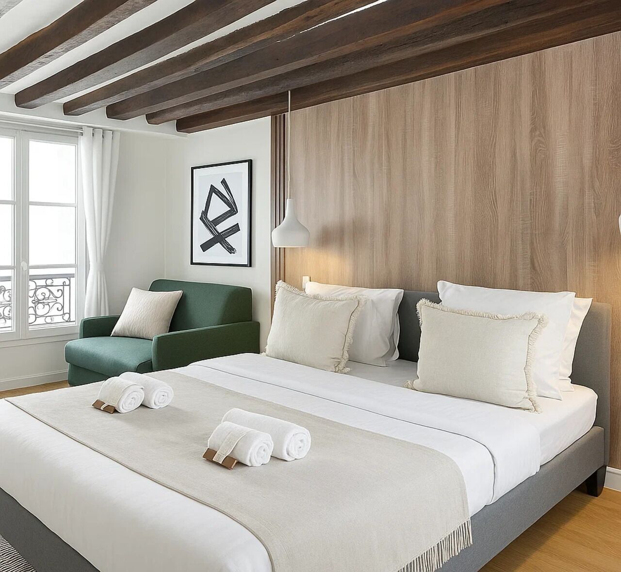 Duplex luxo, vista para o pátio | Espaço de trabalho para notebook, ferros/tábuas de passar roupa