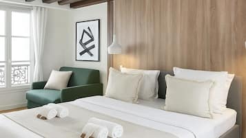 Duplex luxo, vista para o pátio | Espaço de trabalho para notebook, ferros/tábuas de passar roupa