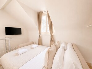 Deluxe Duplex, Courtyard View | Living area | 80-cm Smart TV with digital channels - 2066 Princesse (Paris)