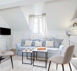 Deluxe Duplex, Courtyard View | Living area | 80-cm Smart TV with digital channels - 2066 Princesse (Paris)