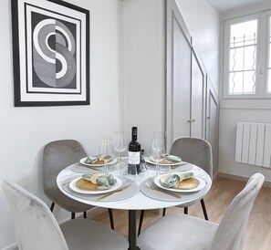 Deluxe Duplex, Courtyard View | Living area | 80-cm Smart TV with digital channels - 2066 Princesse (Paris)