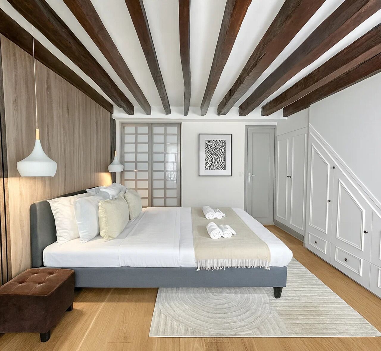 Appartement Duplex Deluxe, vue cour intérieure | Espace de travail pour ordinateur portable, fer et planche à repasser