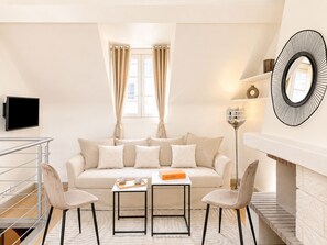 Dúplex Deluxe, vistas al patio | Zona de estar | Smart TV de 80 cm con canales digitales