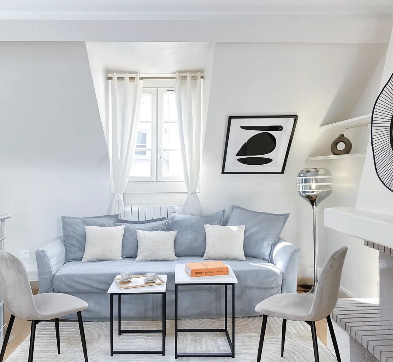 Duplex luxo, vista para o pátio | Área de estar | Smart TV 80 cm com canais digitais