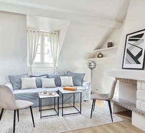 Deluxe Duplex, Courtyard View | Living area | 80-cm Smart TV with digital channels - 2066 Princesse (Paris)