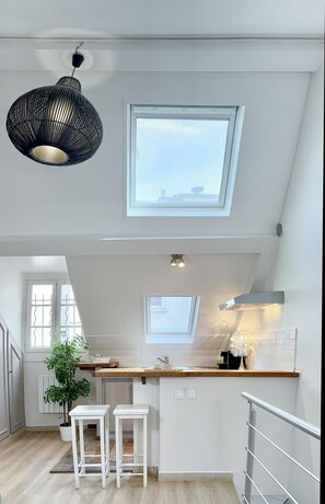 Deluxe Duplex, Courtyard View | Private kitchen | Espresso maker, electric kettle, dining tables - 2066 Princesse (Paris)