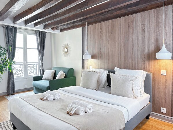 Deluxe Duplex, Courtyard View | Laptop workspace, iron/ironing board, travel crib, free WiFi - 2066 Princesse (Paris)