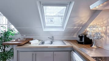 Nhà Duplex Deluxe, quang cảnh sân vườn | Bếp riêng | Dụng cụ pha espresso, ấm điện, bàn ăn