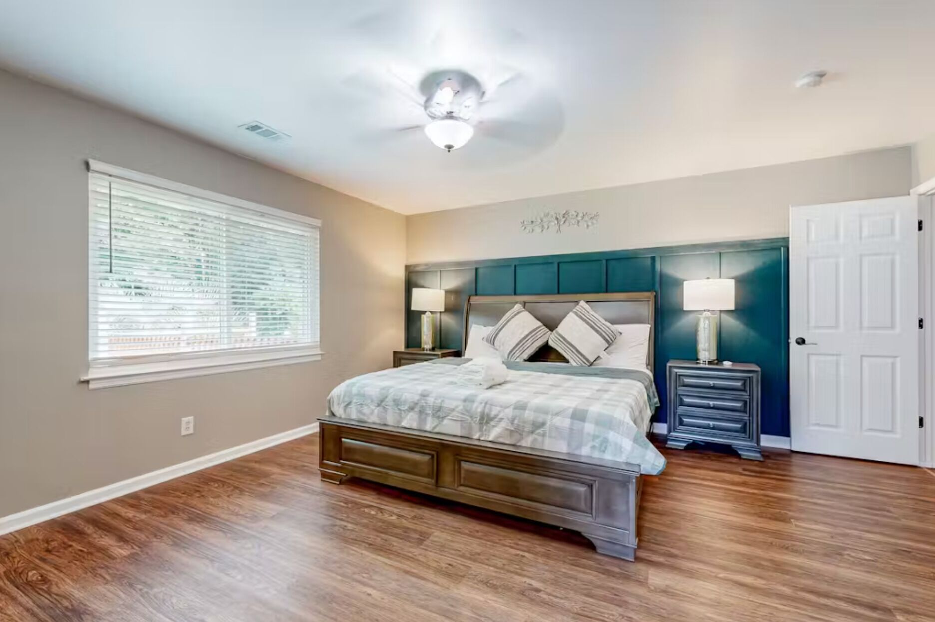 Een strijkplank/strijkijzer, wifi, beddengoed