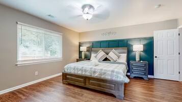 Een strijkplank/strijkijzer, wifi, beddengoed