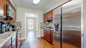 Een koelkast, een microgolfoven, een oven, een kookplaat