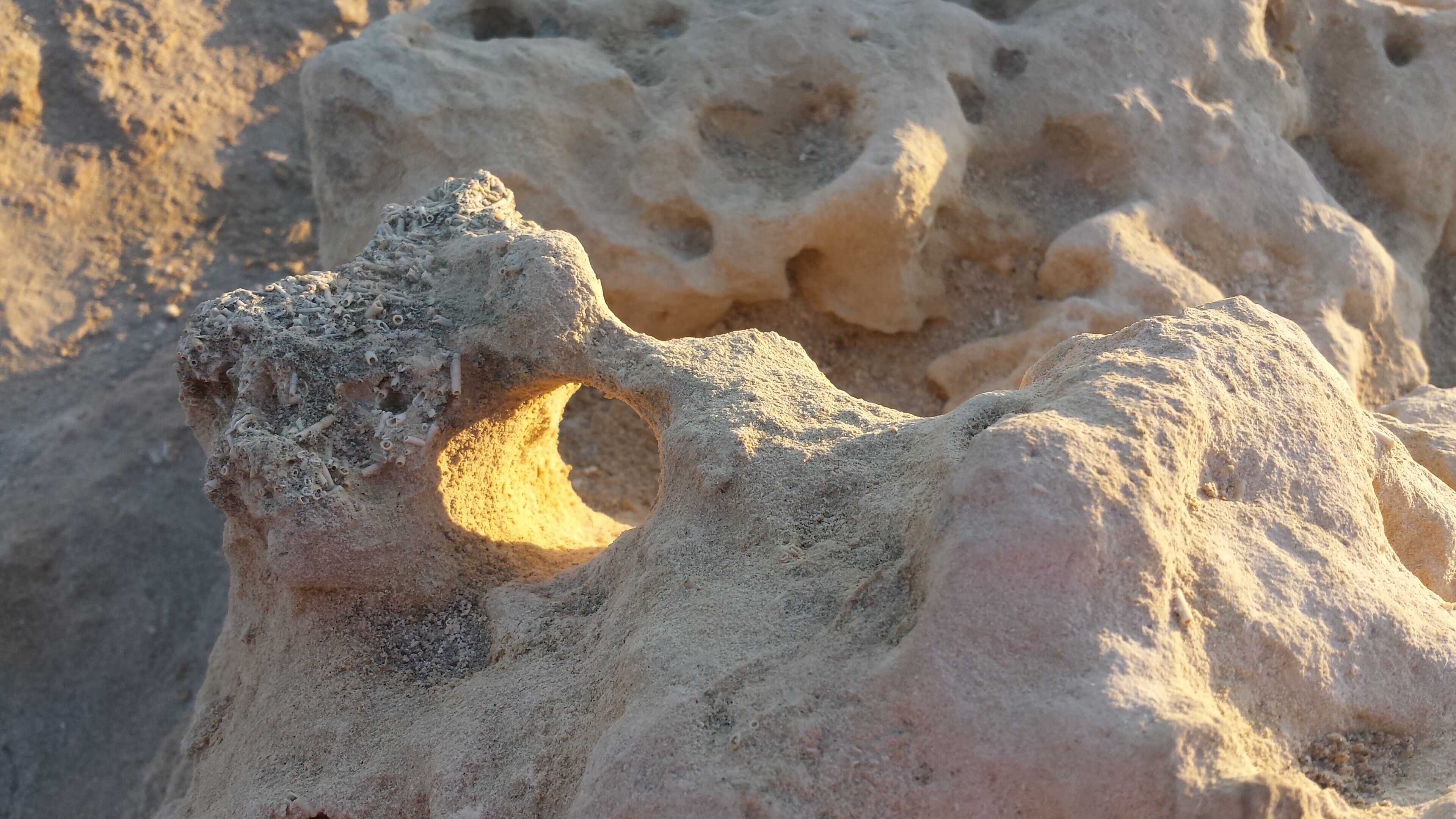 Un gros plan d’une formation de sable avec un trou.