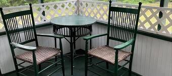 Mountain cottage. 4-bdrm cottage in the White Mountains with hiking trails.
