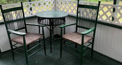 Mountain cottage. 4-bdrm cottage in the White Mountains with hiking trails.