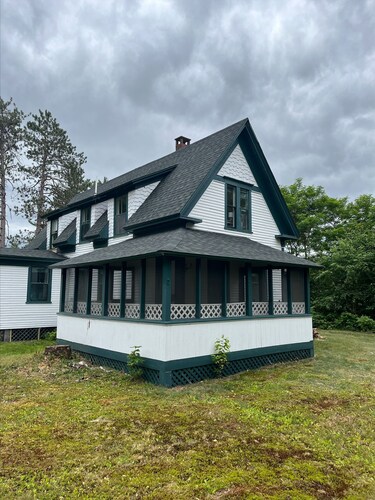 Mountain cottage. 4-bdrm cottage in the White Mountains with hiking trails.