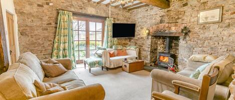 Een televisie en een open haard