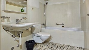 Un bagno con lavandino, WC e doccia.