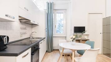 Frigorifero, microonde, forno, piano cottura