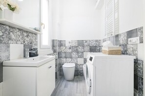 Een douche, gratis toiletartikelen, een haardroger, een bidet
