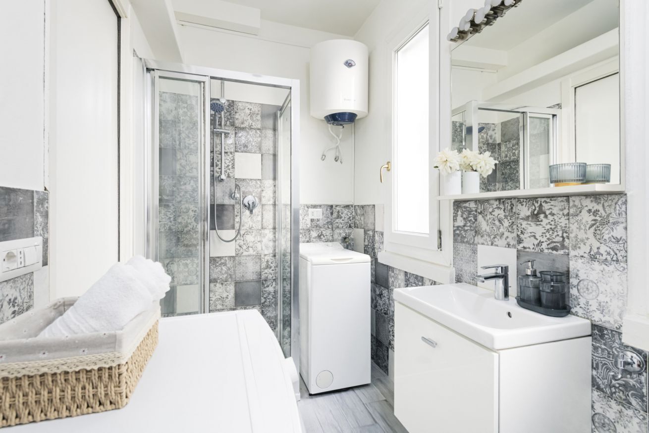 Dusche, kostenlose Toilettenartikel, Haartrockner, Bidet