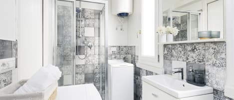 Douche, articles de toilette (gratuits), séchoir à cheveux, bidet