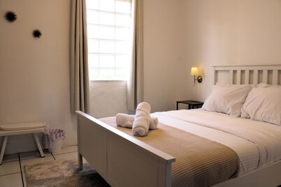 Cozy San Juan Boho Retreat - King Size Bed, Fast internet, AC, 4 smart tvs!