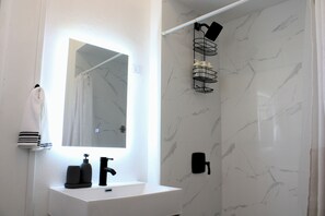 Dusche, Haartrockner, Handtücher, Seife