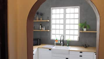 Een koelkast, een microgolfoven, een oven, een kookplaat