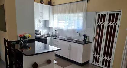 MoreB's Place: 2 Bedrm duplex Solar and Water backUp & wifi