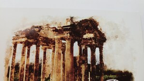 Une aquarelle représentant des colonnes de la Rome antique, avec le mot « Roma » écrit dans le coin inférieur droit.