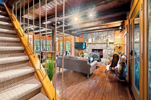 Smart-TV, Kamin, Tischfußball, Tischtennisplatte