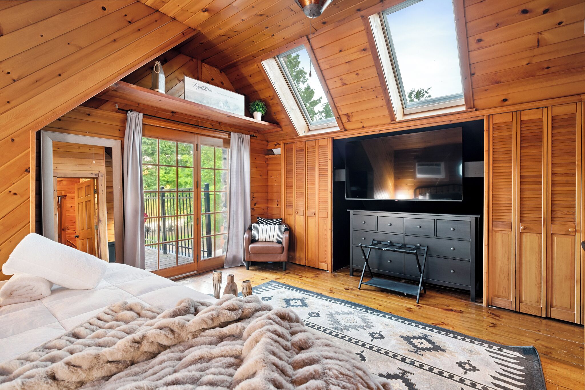 3 多间卧室、办公桌、熨斗/熨衣板、旅行婴儿床