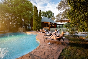 Una piscina al aire libre, una piscina climatizada