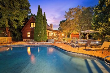 Cozy Riverside Cabin Featuring a Heated Pool