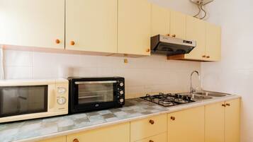 Fridge, coffee/tea maker, cookware/dishes/utensils