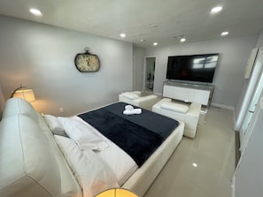 4 bedrooms, desk, free WiFi, bed sheets