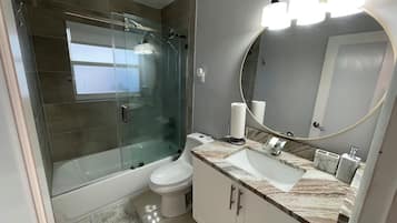 Handtücher, Seife, Shampoo, Toilettenpapier