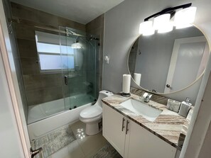 Handtücher, Seife, Shampoo, Toilettenpapier