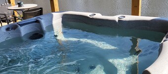 Garrett's Private Lake House with Horse Barn in wonderful Jamestown;