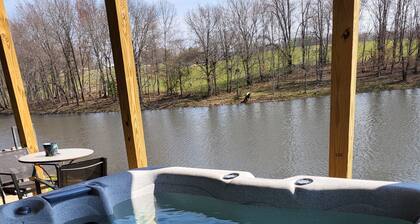 Garrett's Private Lake House with Horse Barn in wonderful Jamestown;