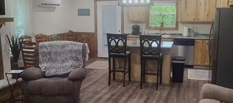 Garrett's Private Lake House with Horse Barn in wonderful Jamestown;