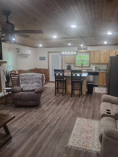 Garrett's Private Lake House with Horse Barn in wonderful Jamestown;