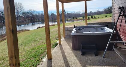 Garrett's Private Lake House with Horse Barn in wonderful Jamestown;