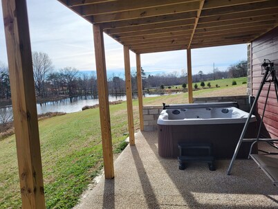 Garrett's Private Lake House with Horse Barn in wonderful Jamestown;