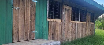 Garrett's Private Lake House with Horse Barn in wonderful Jamestown;